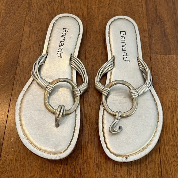 Bernardo Leather Thong Sandals Sz 10 - Picture 1 of 2